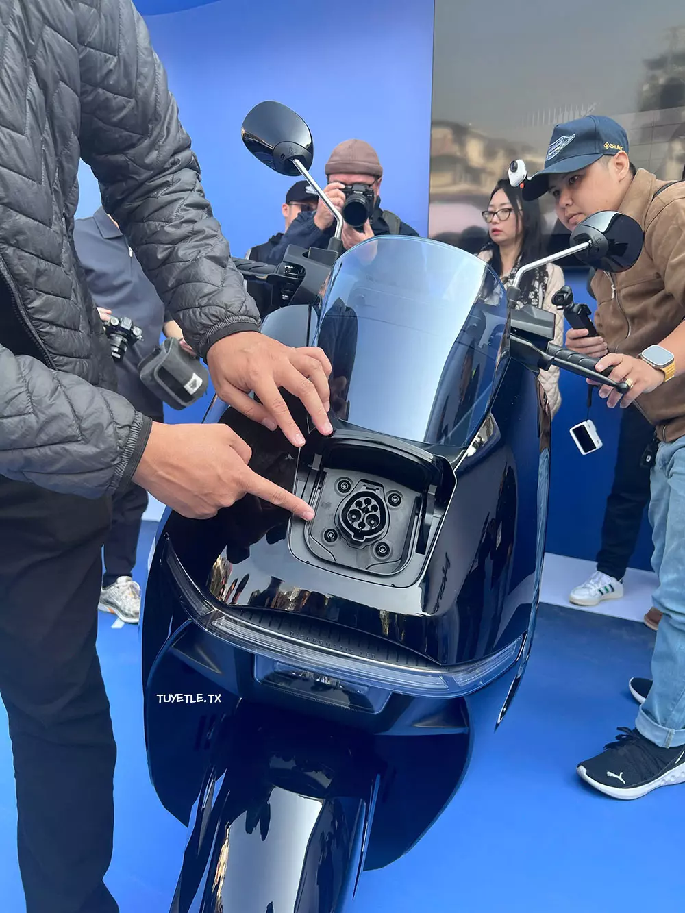 Cổng sạc nằm trên đầu xe của Honda UC3 