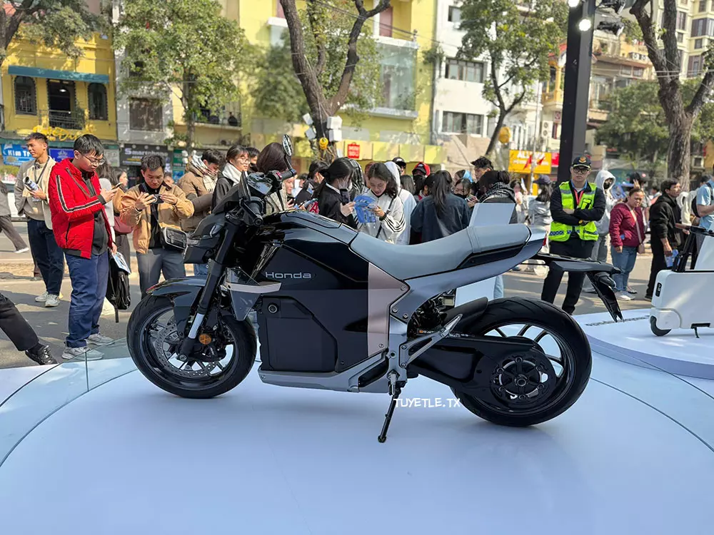 Cụm pin cỡ lớn đóng vai trò chịu lực trung tâm cho khung của Honda WN7 Cụm pin cỡ lớn đóng vai trò chịu lực trung tâm cho khung của Honda WN7