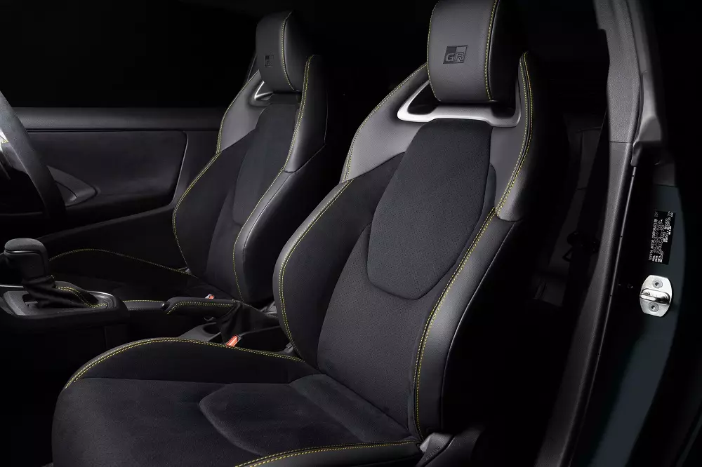 Ghế của Toyota GR Yaris Morizo RR đi kèm chỉ khâu màu vàng Ghế của Toyota GR Yaris Morizo RR đi kèm chỉ khâu màu vàng