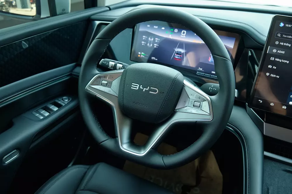 Vô-lăng tích hợp đầy đủ nút bấm, tích hợp cần gạt chuyển số.