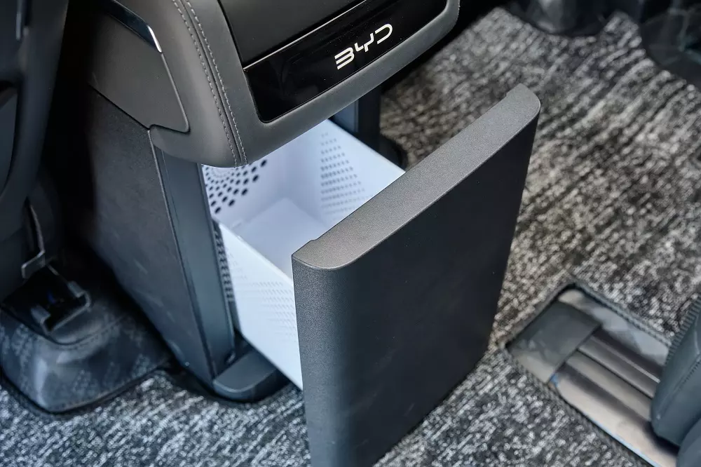 Trên phiên bản Premium, BYD M9 còn được trang bị một tủ nhỏ với tính năng làm mát và làm ấm.