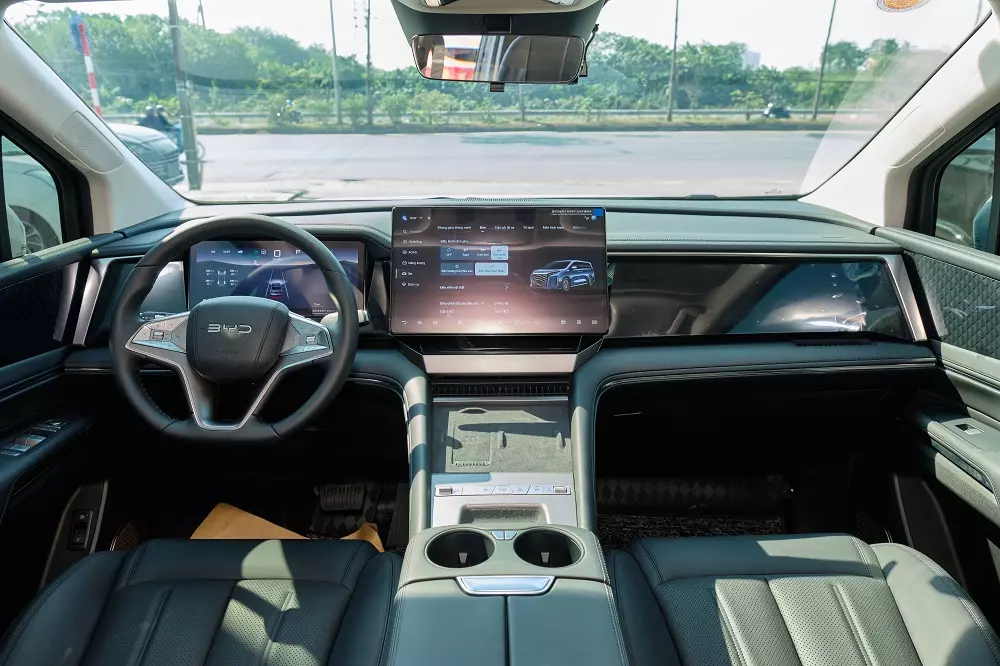 Tổng thể nội thất của mẫu MPV cỡ lớn này được thiết kế theo đuổi phong cách hiện đại.