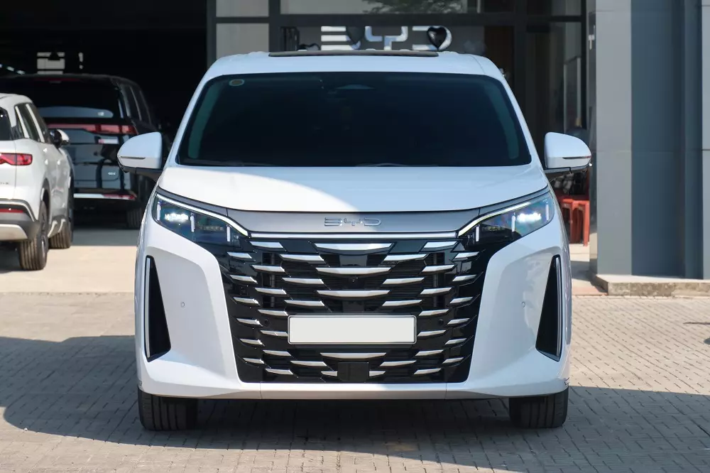 BYD M9 được áp dụng ngôn ngữ thiết kế Dragon Face với giao diện khỏe khoắn. Kết hợp với những đường nét góc cạnh, mẫu MPV cỡ lớn này đem tới vẻ ngoài đu thanh lịch và sang trọng.