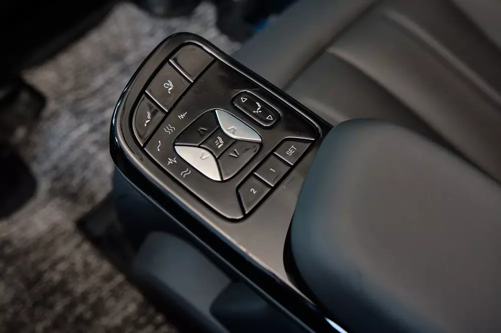 Bệ tỳ tay tích hợp bảng điều khiển các chức năng mát-xa, gập điện, nhớ vị trí…