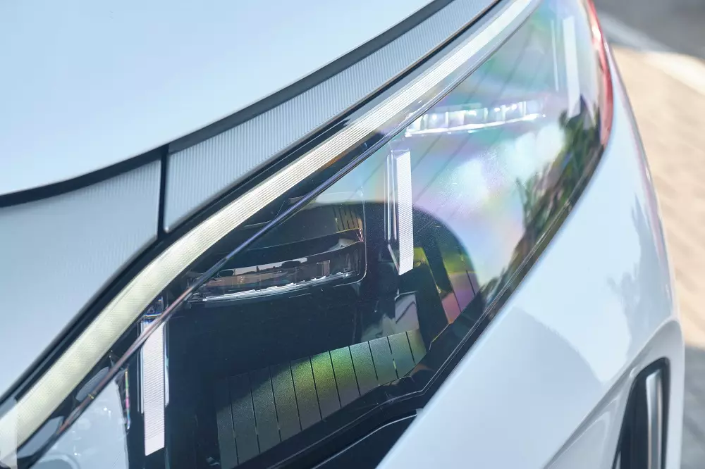 Cụm đèn chiếu sáng trước của xe được trang bị công nghệ LED ma trận.