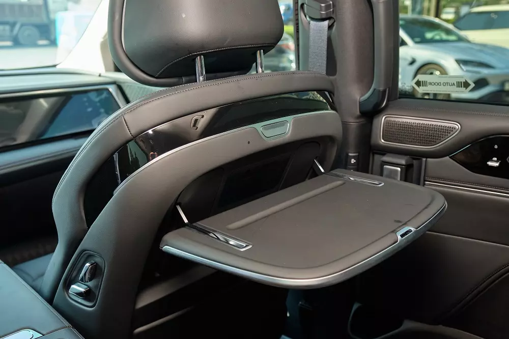 Lưng hàng ghế trước có bàn gập, giúp người ngồi hàng ghế thứ hai có thể xử lý công việc trong quá trình di chuyển.