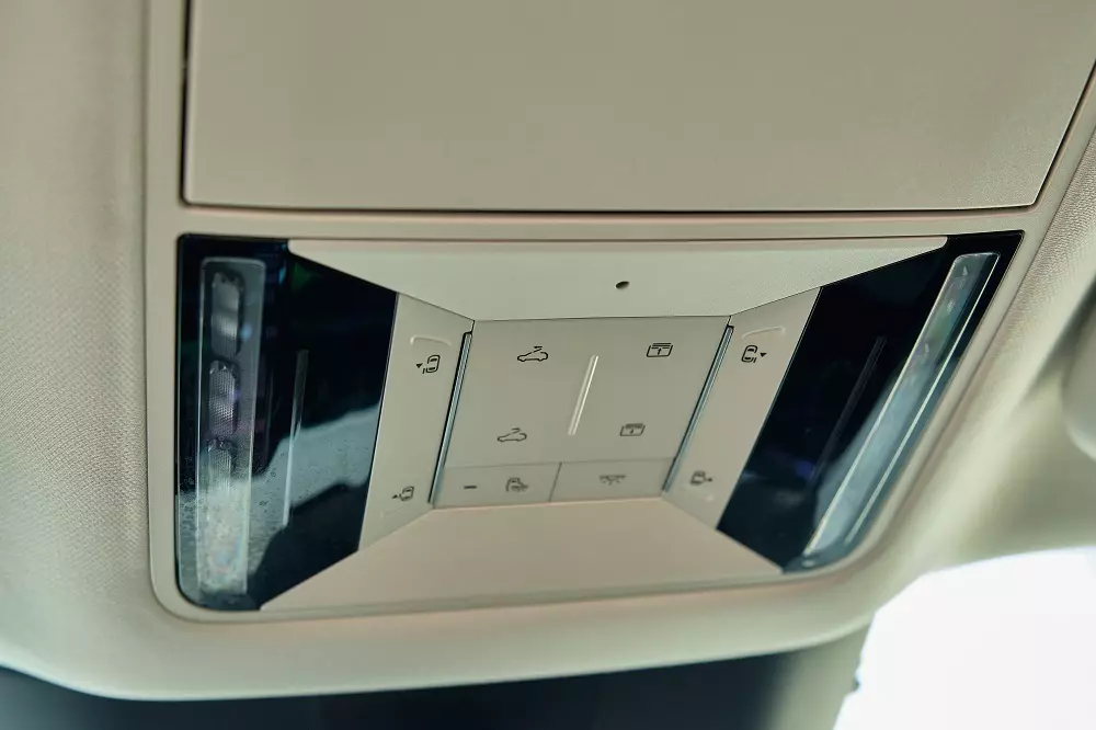 Người lái có thể chủ động đóng/mở cửa trượt điện hàng ghế thứ hai thông qua nút bấm.