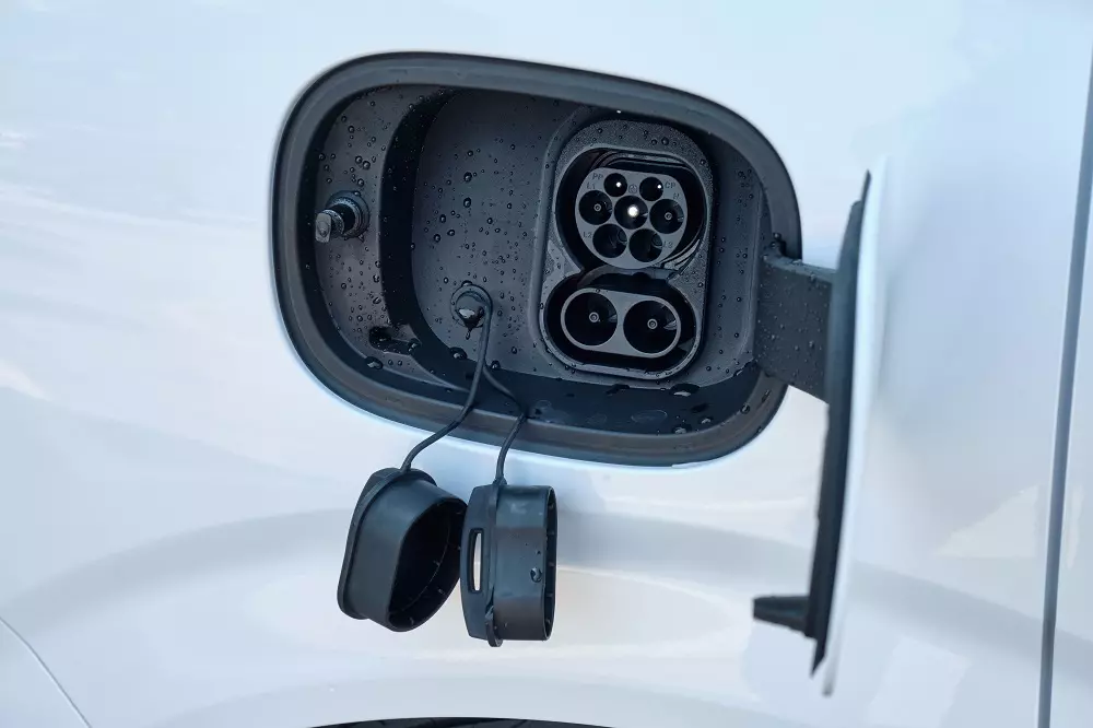 BYD M9 hỗ trợ sạc nhanh, cho phép sạc 15-100% pin chỉ trong chưa đầy 60 phút.