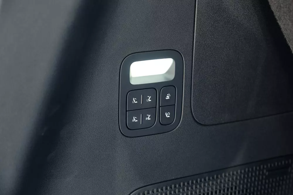 Khu vực cốp sau có bảng điều khiển chỉnh điện hàng ghế 3. Thao tác gập điện hàng ghế cuối bằng một nút bấm đem tới sự nhàn nhã, thuận tiện trong quá trình sử dụng.