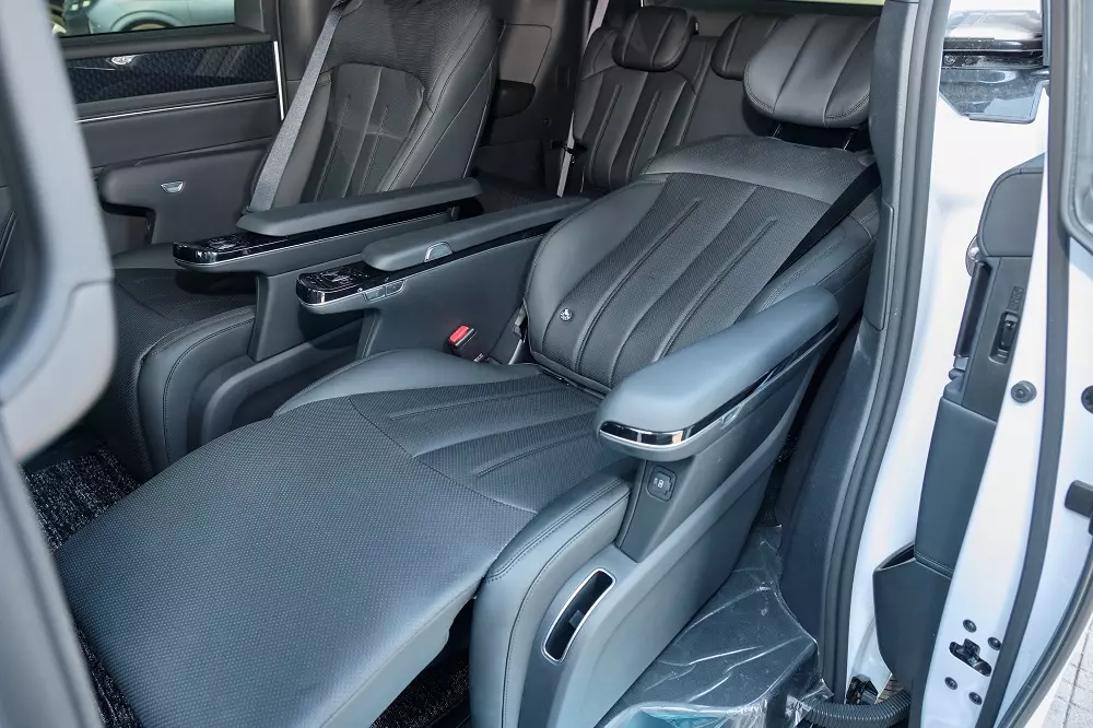 Hàng ghế này được tích hợp bệ đỡ chân và có thể chỉnh điện, biến thành giường nằm giúp các “ông chủ” dễ bề nghỉ ngơi.