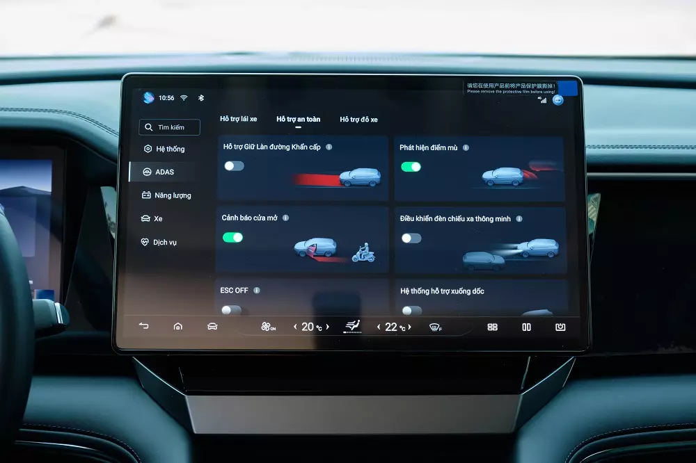 Màn hình trung tâm kích cỡ 15,6 inch đem tới trải nghiệm mượt mà khi sử dụng.