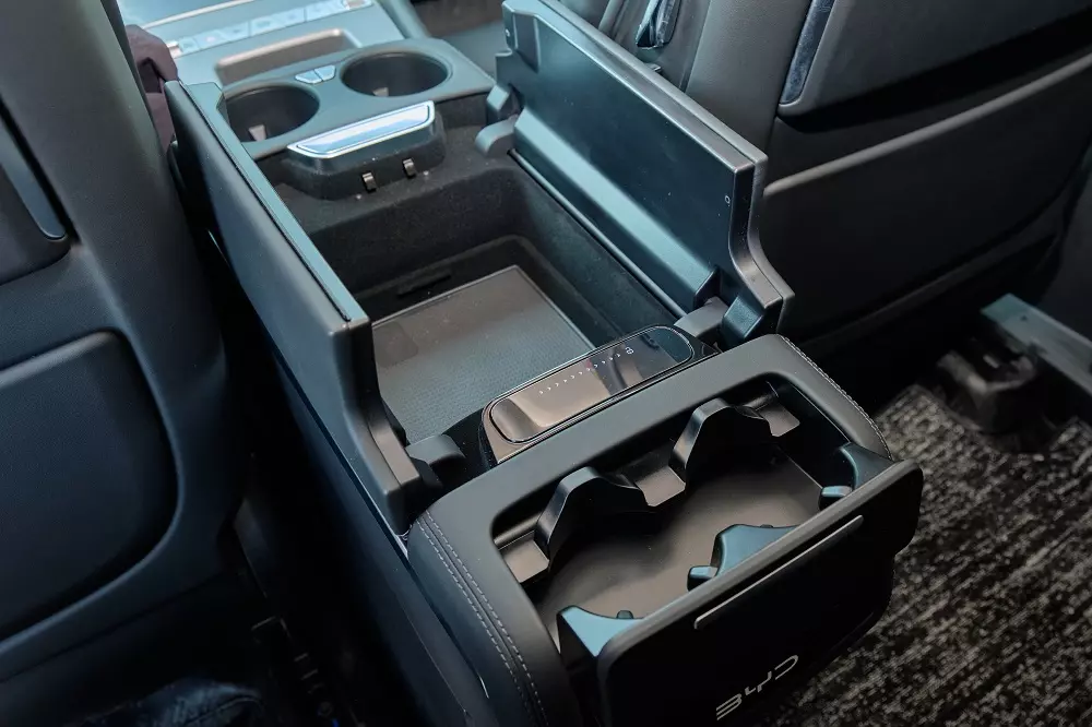 “Yên ngựa” hàng ghế trước có hốc để đồ và hộc đựng cốc cho hàng ghế thứ hai.