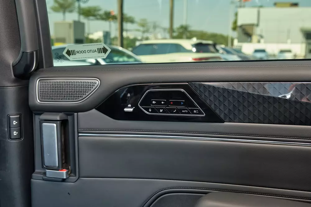 Táp-pi cửa hàng ghế thứ hai có các nút bấm điều chỉnh tính năng làm mát, điều hòa, đàm thoại rảnh tay.