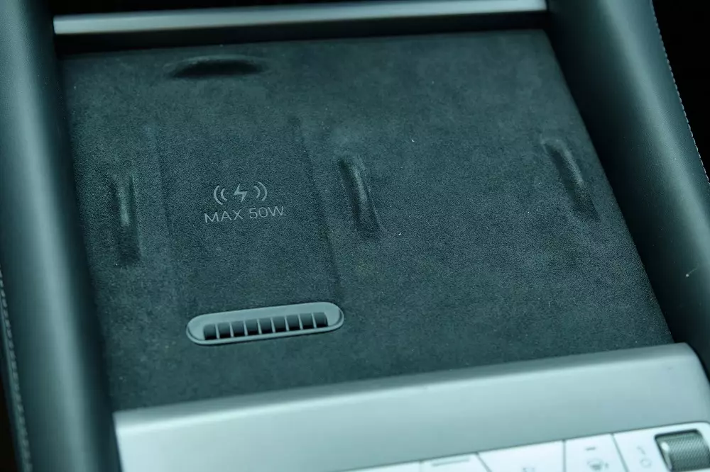Bên dưới là bàn sạc điện thoại không dây có công suất lên tới 50 W.