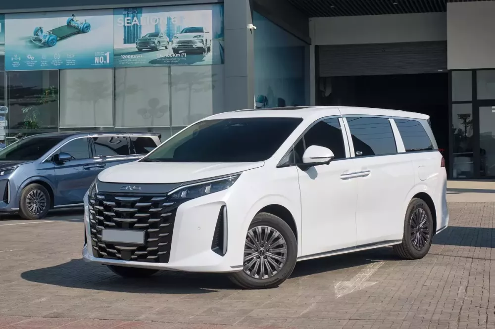 Trong hình là phiên bản Premium của BYD M9 nhưng thực tế, ngoại hình hai phiên bản của mẫu xe này ít có điểm khác biệt.