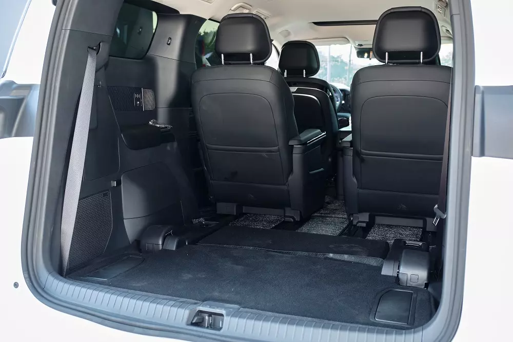 Khi gập hàng ghế thứ 3, dung tích chứa đồ của cốp sau có thể lên tới 2.000 lít.