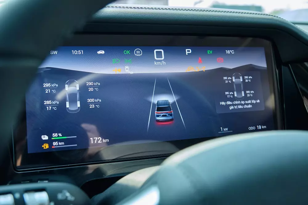 Đằng sau là cụm đồng hồ kỹ thuật số 10,25 inch cung cấp đầy đủ thông tin, từ lượng pin, mức tiêu thụ,.. cho đến hệ thống giám sát áp suất lốp.