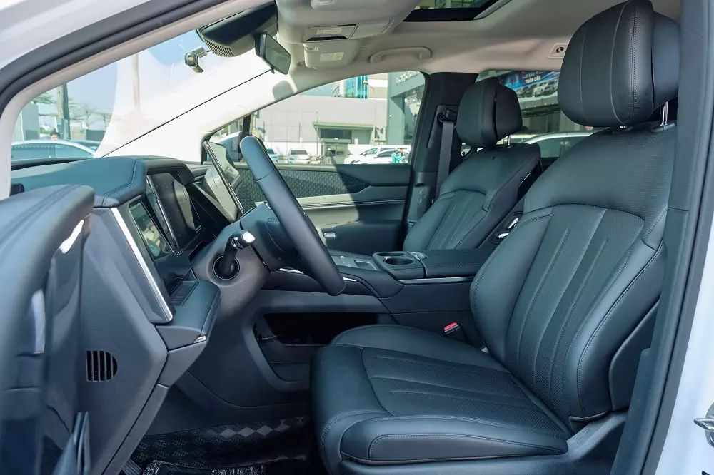 Hàng ghế đầu có thể chỉnh điện, bên trên là một cửa sổ trời nhỏ.