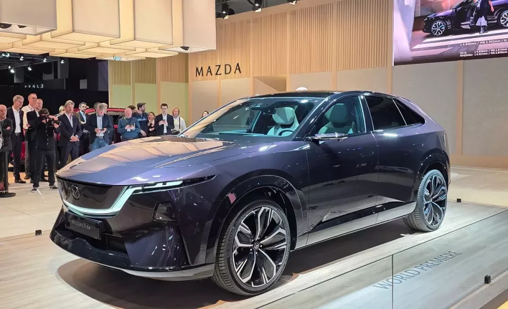 Vén màn Mazda CX-6e - SUV hạng trung dự kiến bán ở Đông Nam Á trong tương lai.