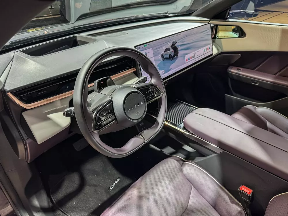 Khoang lái của Mazda CX-6e.