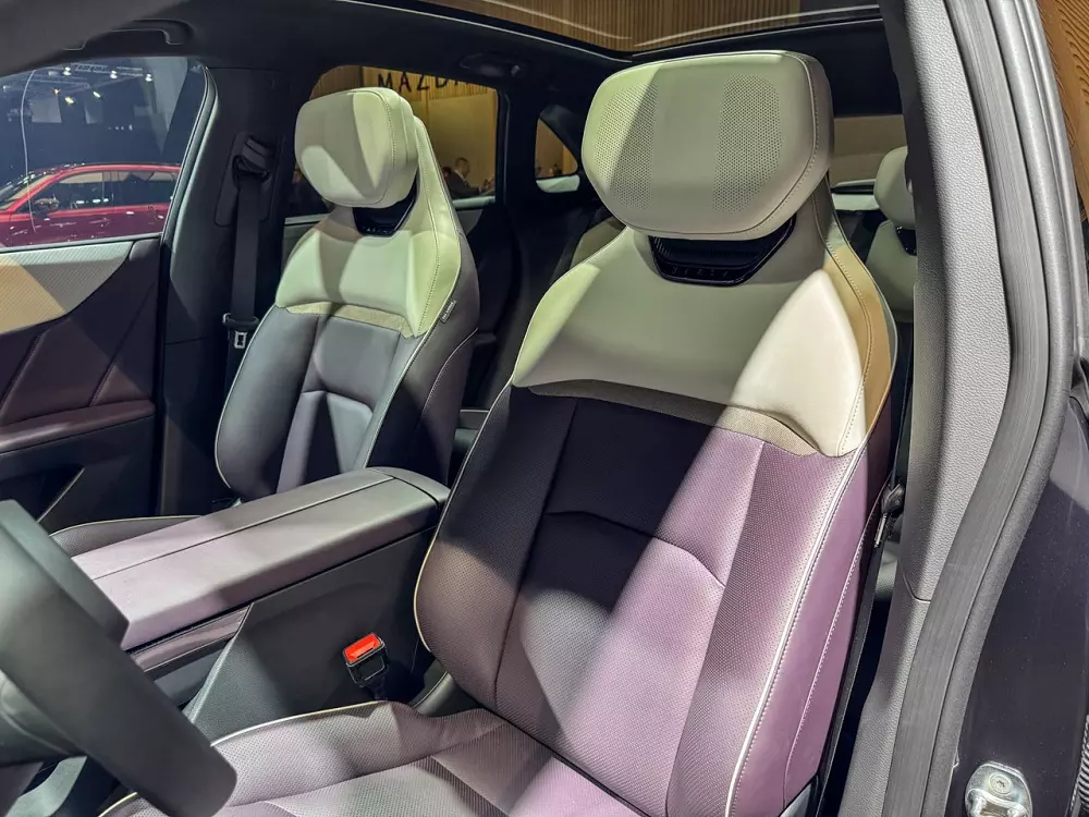 2 tựa đầu ghế trước của Mazda CX-6e đều tích hợp loa