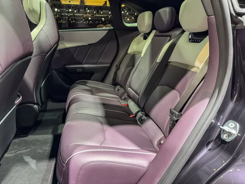 Hàng ghế sau rộng rãi của Mazda CX-6e