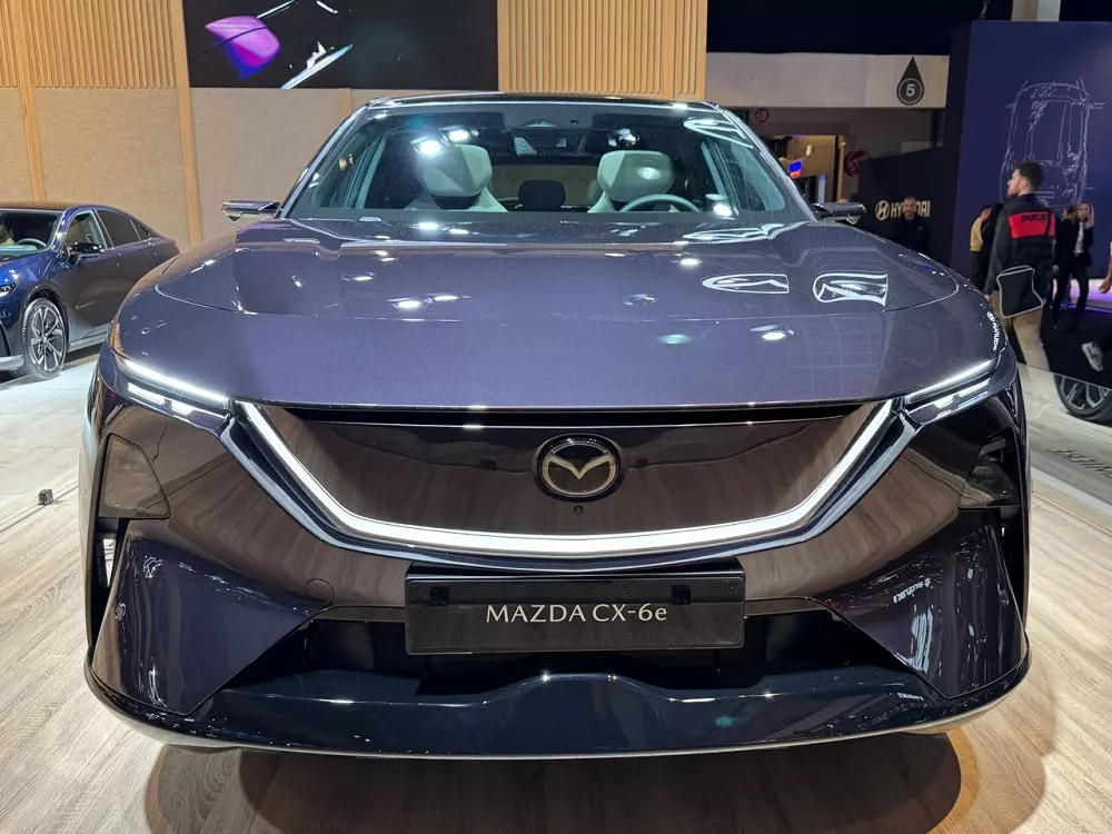 Mazda CX-6e nhìn từ phía trước