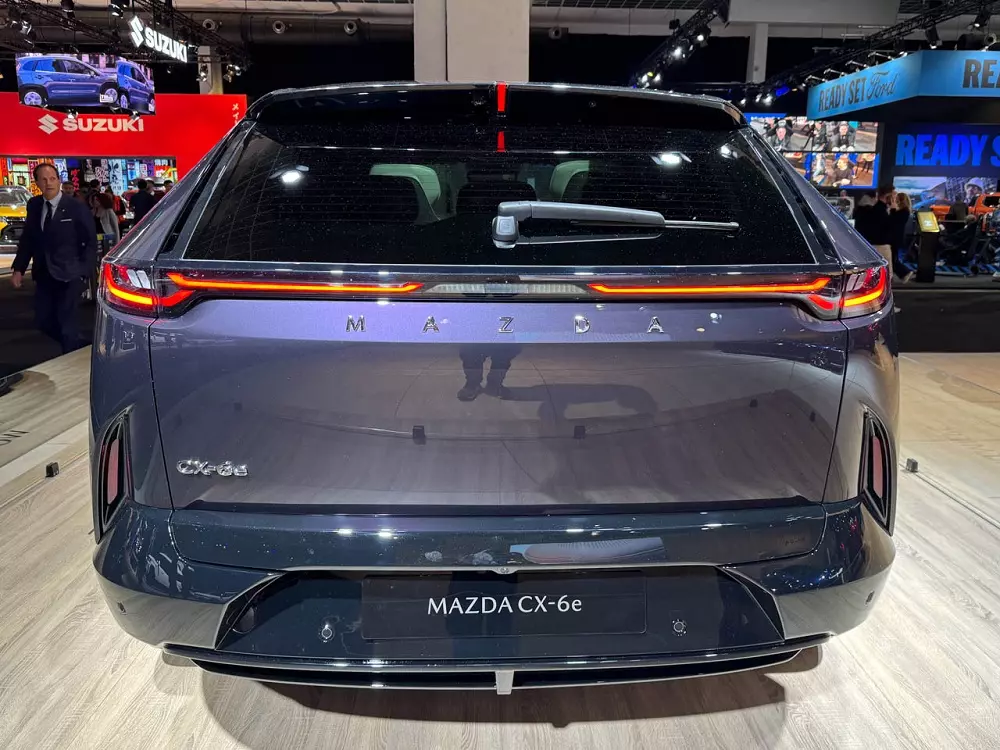 Mazda CX-6e nhìn từ phía sau
