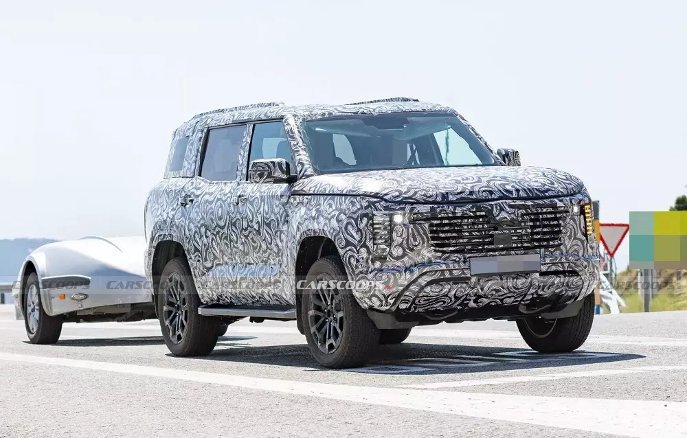 Mẫu xe được cho là Mitsubishi Pajero thế hệ mới chạy thử trên đường phố