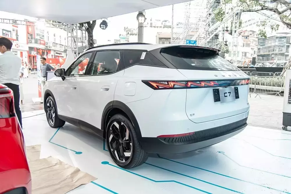 Omoda C7 được trang bị đèn hậu LED với đồ họa tia sét