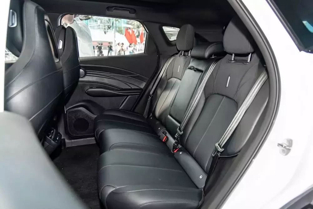 Hàng ghế sau rộng rãi của Omoda C7 
