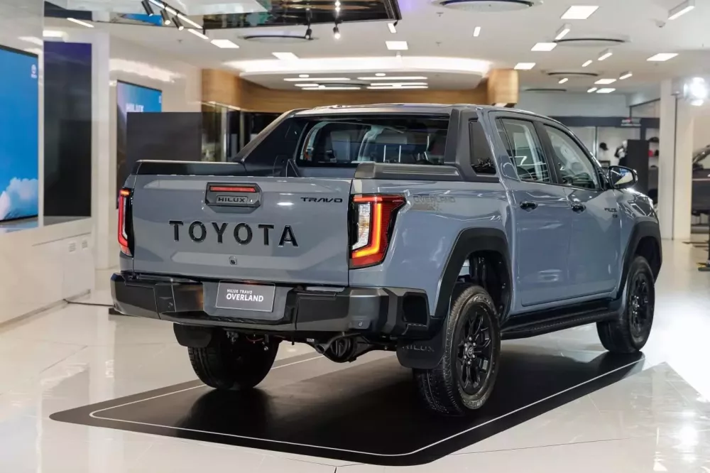 Toyota Hilux 2026 nhìn từ phía sau