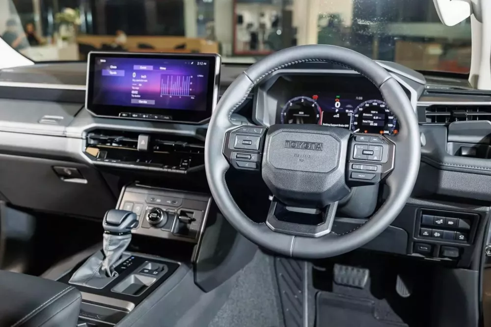 Khoang lái của Toyota Hilux 2026 tại Thái Lan