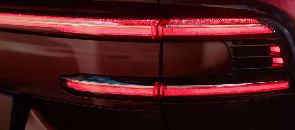 Đèn hậu của Zeekr 8X được cấu thành từ 54.894 mặt cắt hình kim cương