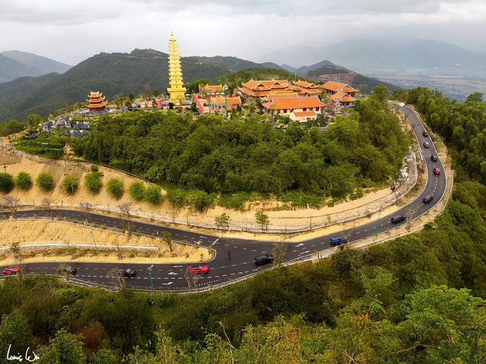 Dàn xe VinFast trên đường tới lễ hằng thuận của Minh Hoàng - Phương Nhi