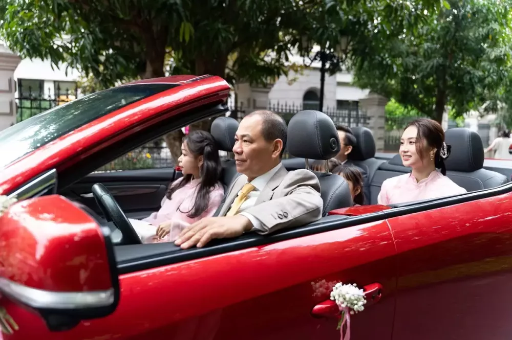 Tỷ phú Phạm Nhật Vượng lái xe VinFast VF 8 mui trần trong lễ thành hôn của con trai