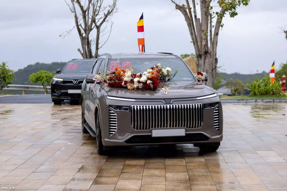 Chiếc VinFast Lạc Hồng 900 LX trong đoàn xe tại đám cưới Minh Hoàng - Phương Nhi