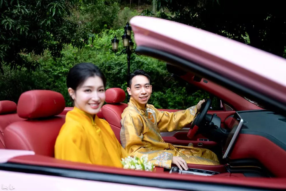 Chú rể Minh Hoàng và cô dâu Phương Nhi ngồi trên chiếc VinFast VF 9 mui trần chế tác riêng