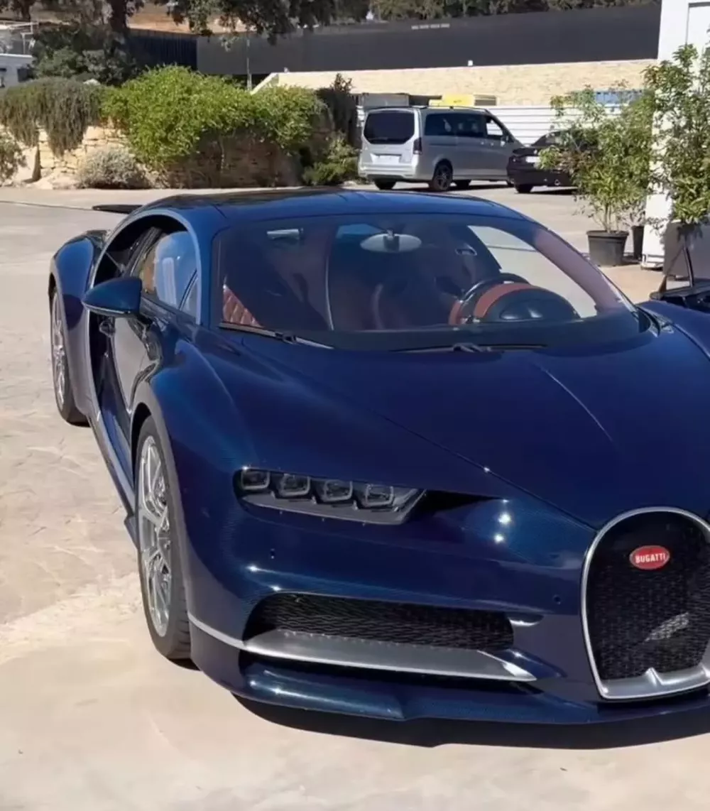 Choáng với chiếc siêu xe Bugatti Chiron có số ODO còn cao hơn cả xe cỏ