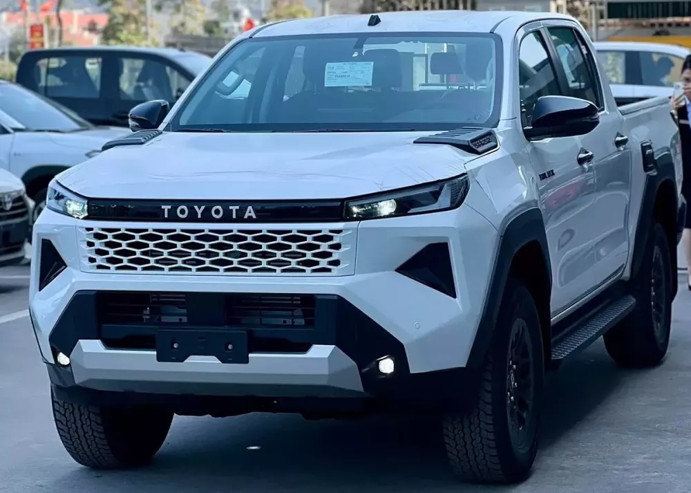 Ngắm hình ảnh bằng xương, bằng thịt của Toyota Hilux thế hệ mới tại đại lý Việt trước giờ ra mắt