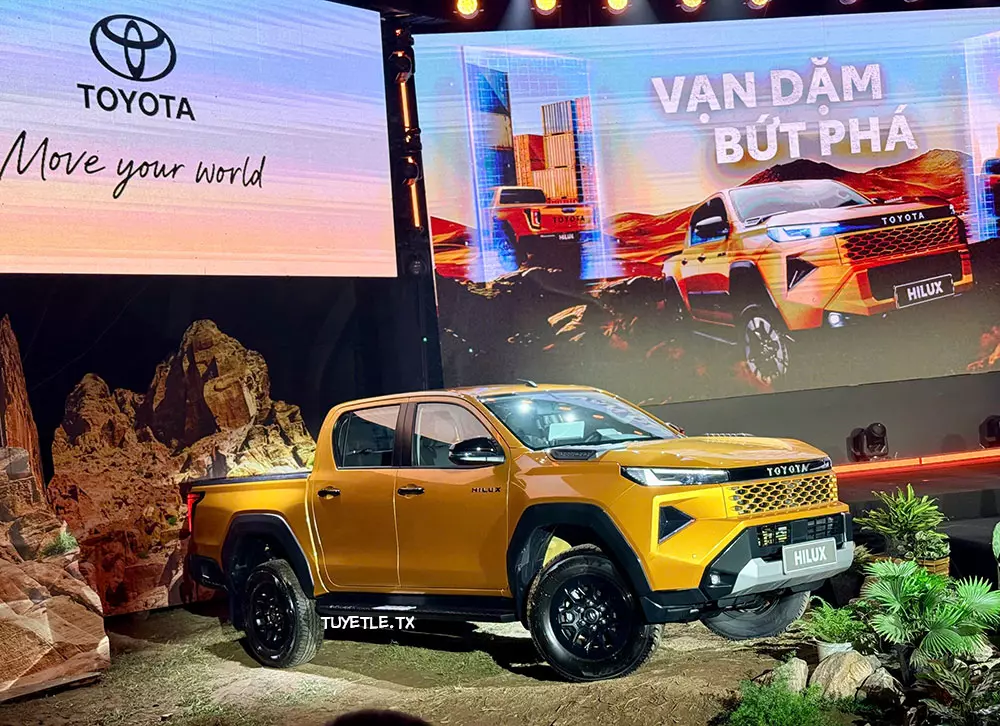 Toyota Hilux 202Từ bản 1 cầu số tự động trở lên, Toyota Hilux 2026 mới có đèn sương mù trước.6 bản cao cấp nhất dùng mâm phối 2 màu ấn tượng hơn.