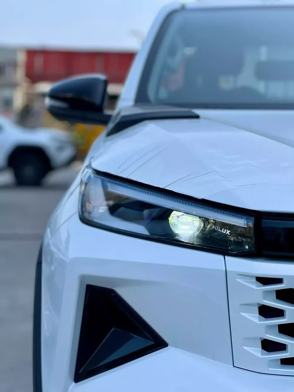 Cận cảnh cụm đèn pha LED thanh mảnh mới của Toyota Hilux 2026 