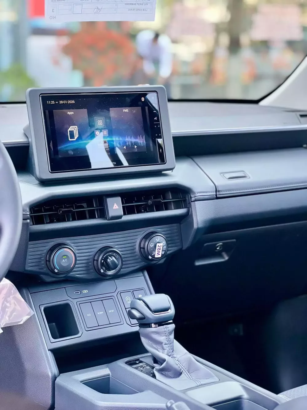 Toyota Hilux 2026 bản 1 cầu số tự động dùng màn hình thông tin giải trí 8 inch.