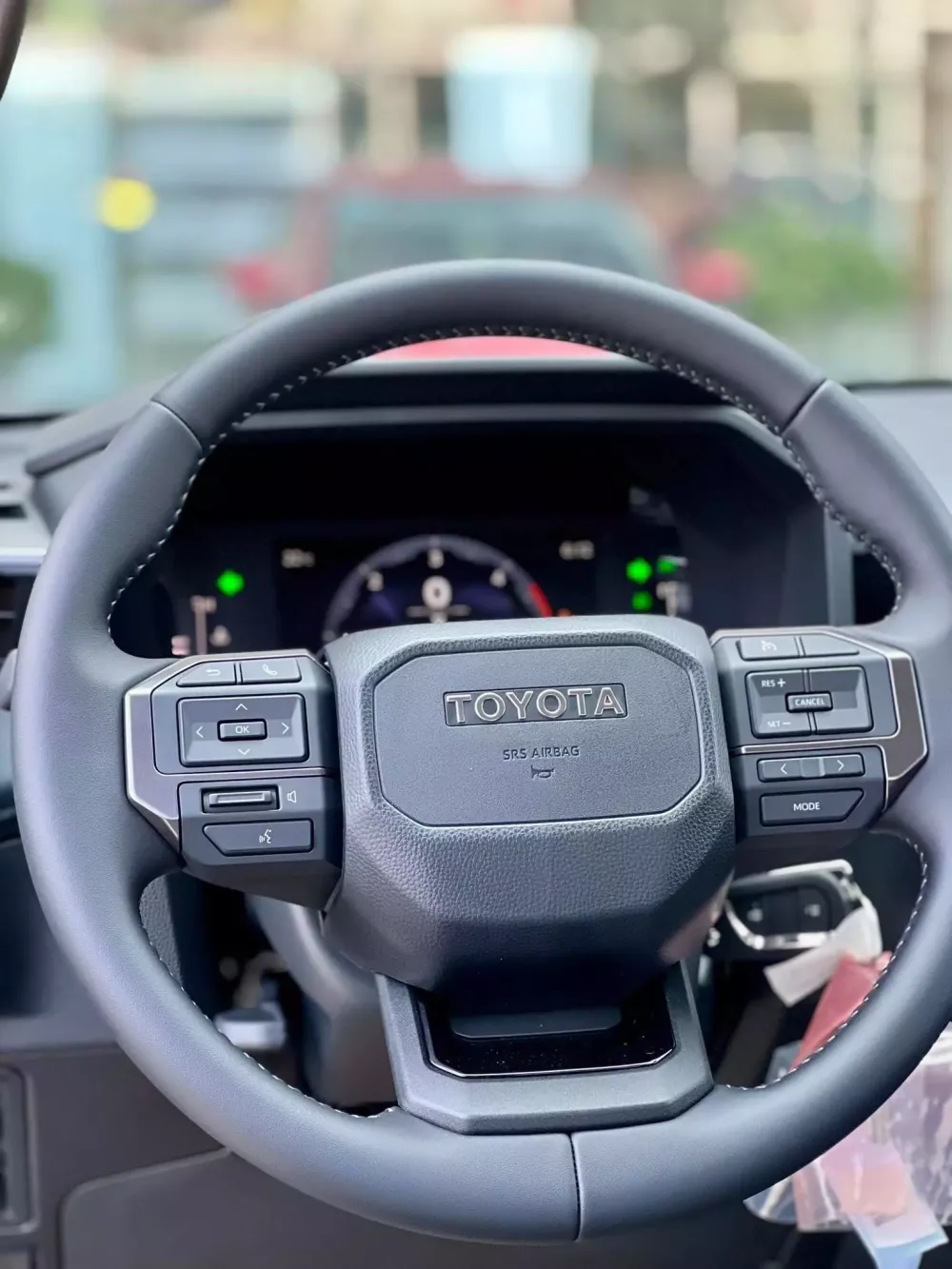 Vô lăng của Toyota Hilux 2026 giống với Land Cruiser Prado mới