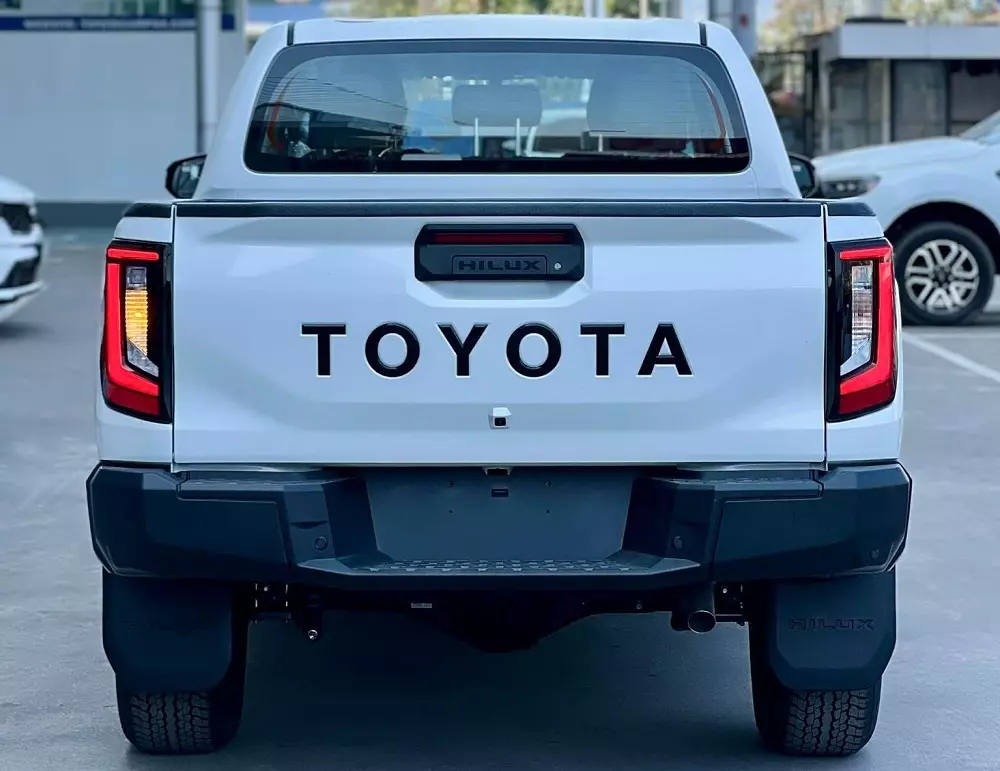 Toyota Hilux 2026 nhìn từ phía sau