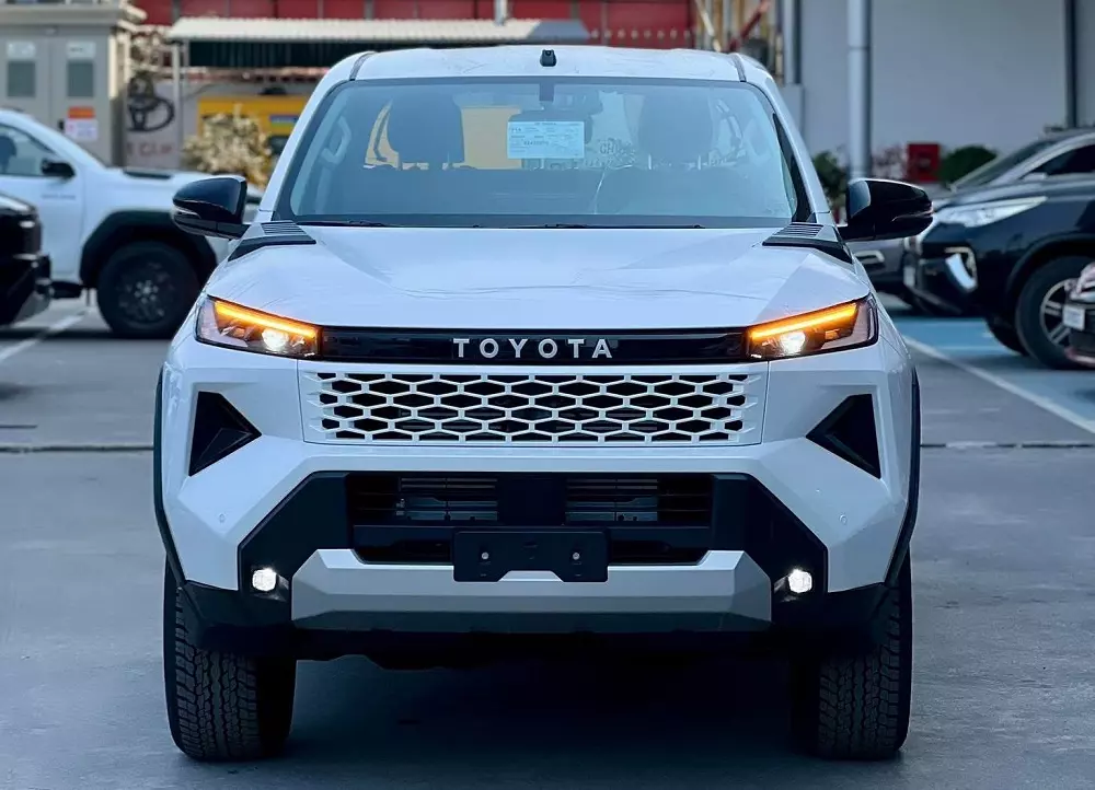 Lưới tản nhiệt của Toyota Hilux 2026 có thể sơn đen hoặc sơn cùng màu thân xe