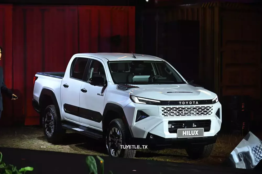 Toyota Hilux 2026 bản cao cấp nhất dùng mâm phối 2 màu ấn tượng hơn.