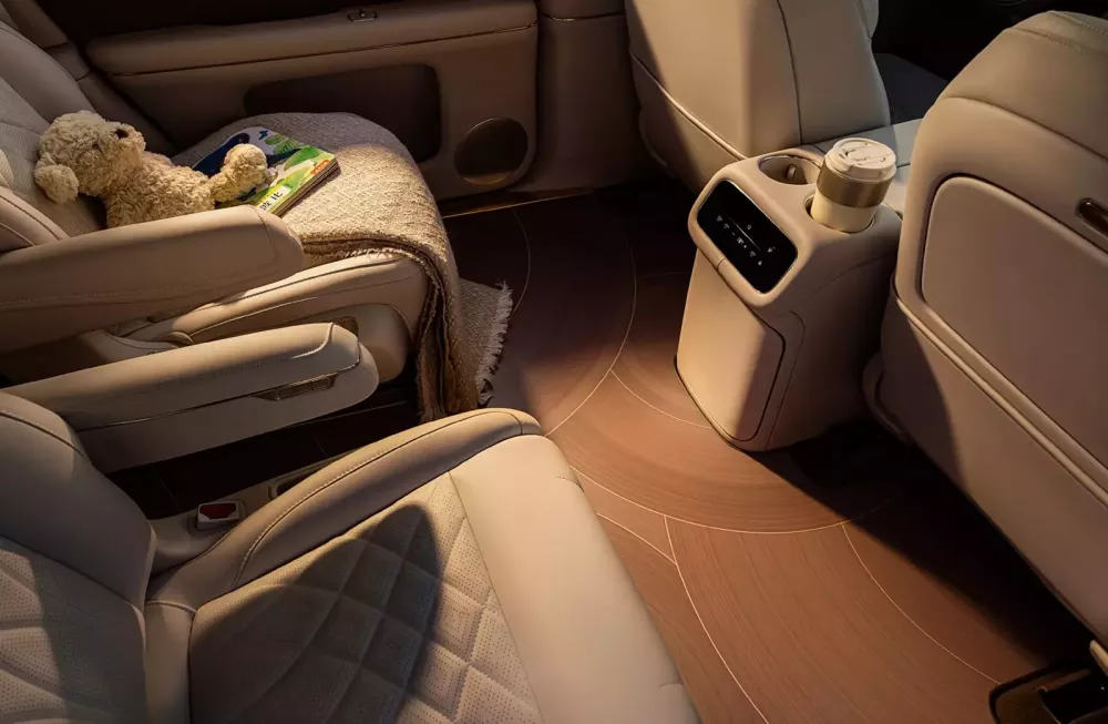 Khoàng duỗi chân dành cho hàng ghế giữa của IM LS9 Hyper rất rộng rãi Khoàng duỗi chân dành cho hàng ghế giữa của IM LS9 Hyper rất rộng rãi