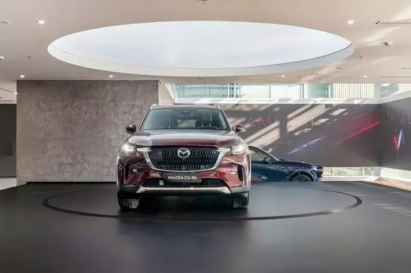 Mazda CX-90 nhìn từ phía trước Mazda CX-90 nhìn từ phía trước