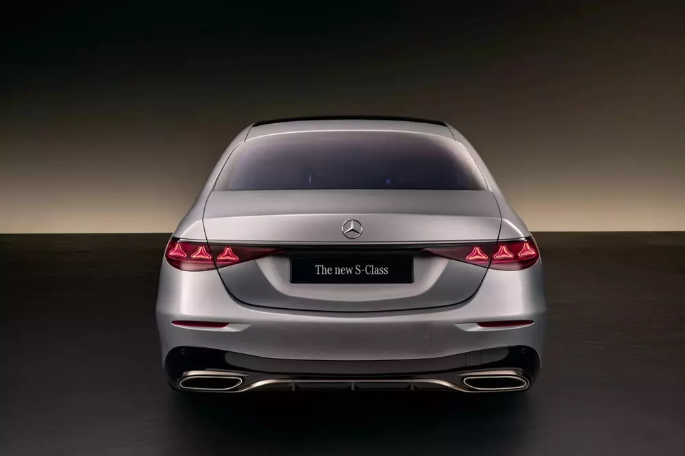 Mercedes-Benz S-Class 2026 được trang bị đèn hậu với đồ họa ngôi sao 3 cánh Mercedes-Benz S-Class 2026 được trang bị đèn hậu với đồ họa ngôi sao 3 cánh
